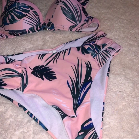 Bikini - Picture 1 of 13